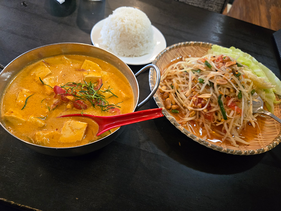 Curry & Papaya salad at LAchsa Somtum